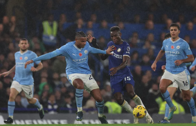 Akanji (à gauche) et Jackson ont tous deux marqué lors d'un match spectaculaire à Stamford Bridge. Photo : AFP