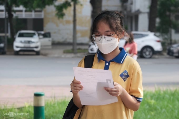 Candidates take the thinking assessment test at Hanoi University of Science and Technology on June 10. Photo: Duong Tam