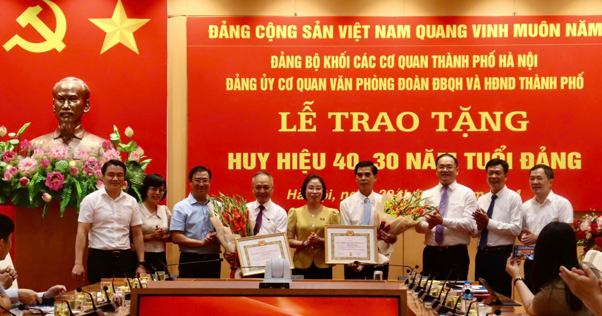 Trao tặng Huy hiệu 40, 30 năm tuổi Đảng cho các đảng viên