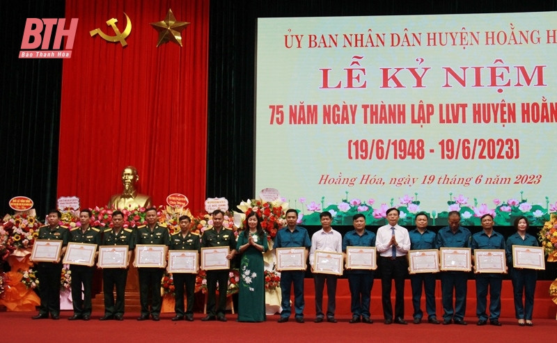 Cérémonie pour célébrer le 75e anniversaire de la création des forces armées du district de Hoang Hoa (19 juin 1948 - 19 juin 2023)