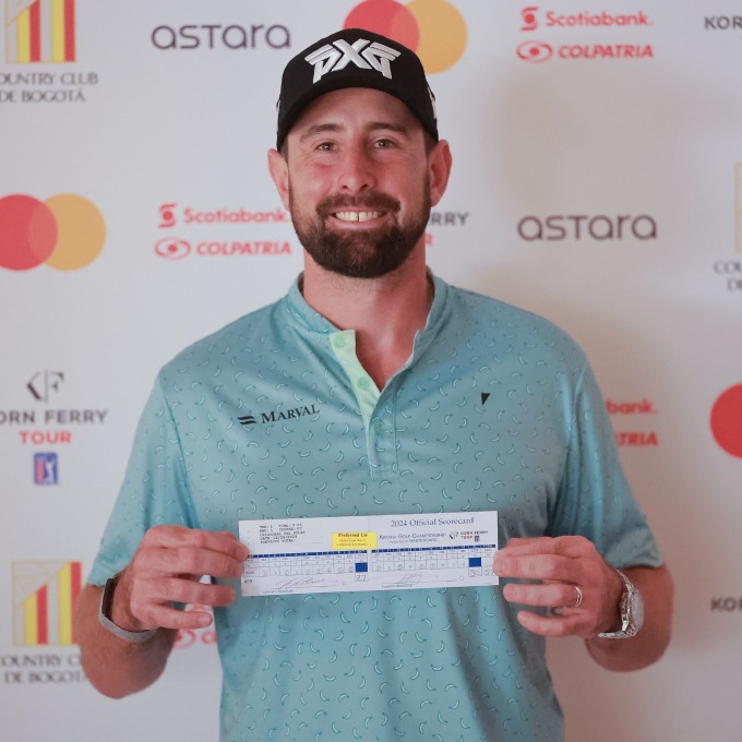 Del Solar a pris une photo souvenir avec le score record de 57 coups. Photo :