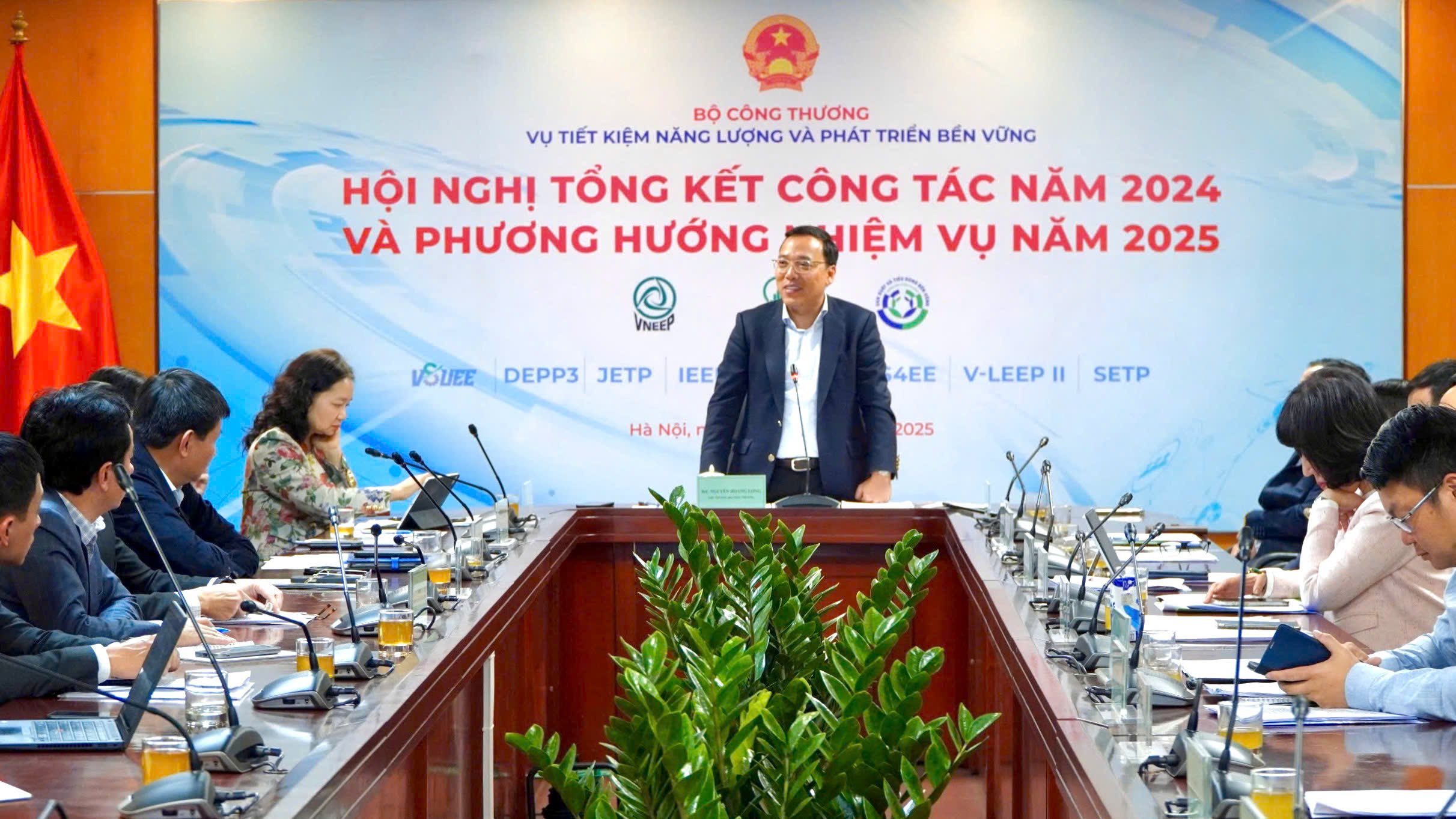 https://www.vietnam.vn/wp-content/uploads/2025/01/1736435369_835_Zusammenfassung der Aktivitäten im Jahr 2024-trien-khai-nhiem-vu.jpg