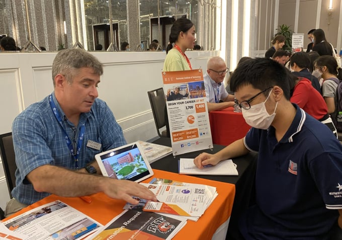 Representatives from Rochester Institute of Technology, USA, advise Vietnamese students at a study abroad event in Hanoi in October 2022. Photo: Binh Minh