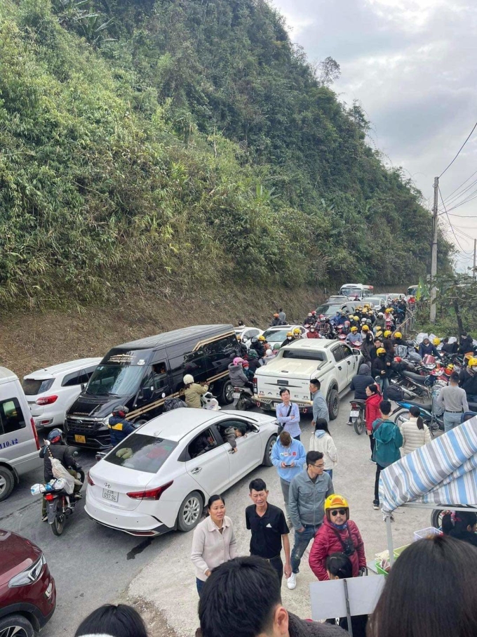 Atasco de tráfico en la zona de Quan Ba, Ha Giang, mediodía del 30 de diciembre.