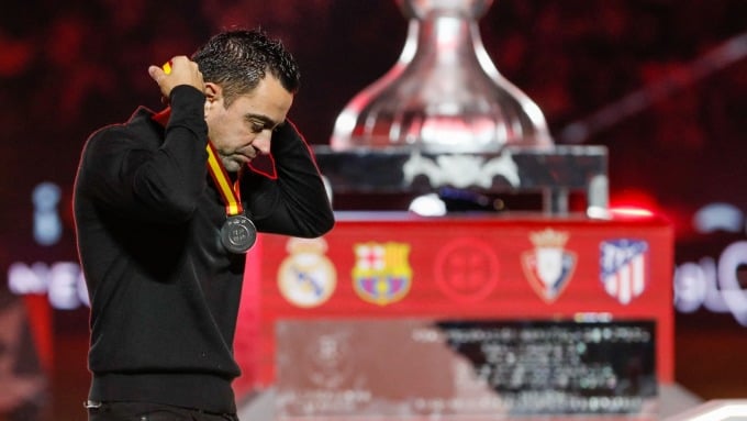 Xavi tháo HC bạc sau trận chung kết Siêu Cup Tây Ban Nha, Barca thua Real 1-4 hôm 14/1, tại Arab Saudi, Ảnh: EFE