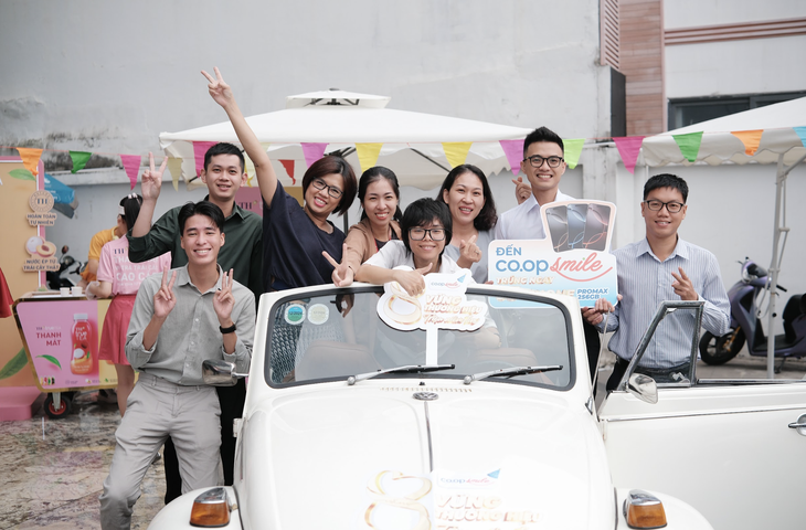 Co.opSmile revoluciona la ciudad de Ho Chi Minh con una exhibición itinerante de coches clásicos y una "lluvia" de regalos