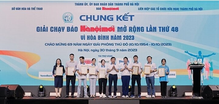 Le représentant du groupe Tan A Dai Thanh (à l'extrême droite) a reçu la médaille de parrainage de la 48e course ouverte du journal Hanoi Moi.