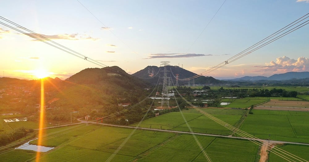 Aujourd'hui, la ligne 500 kV circuit 3 Quang Trach - Pho Noi a été inaugurée, apportant de l'électricité au Nord.