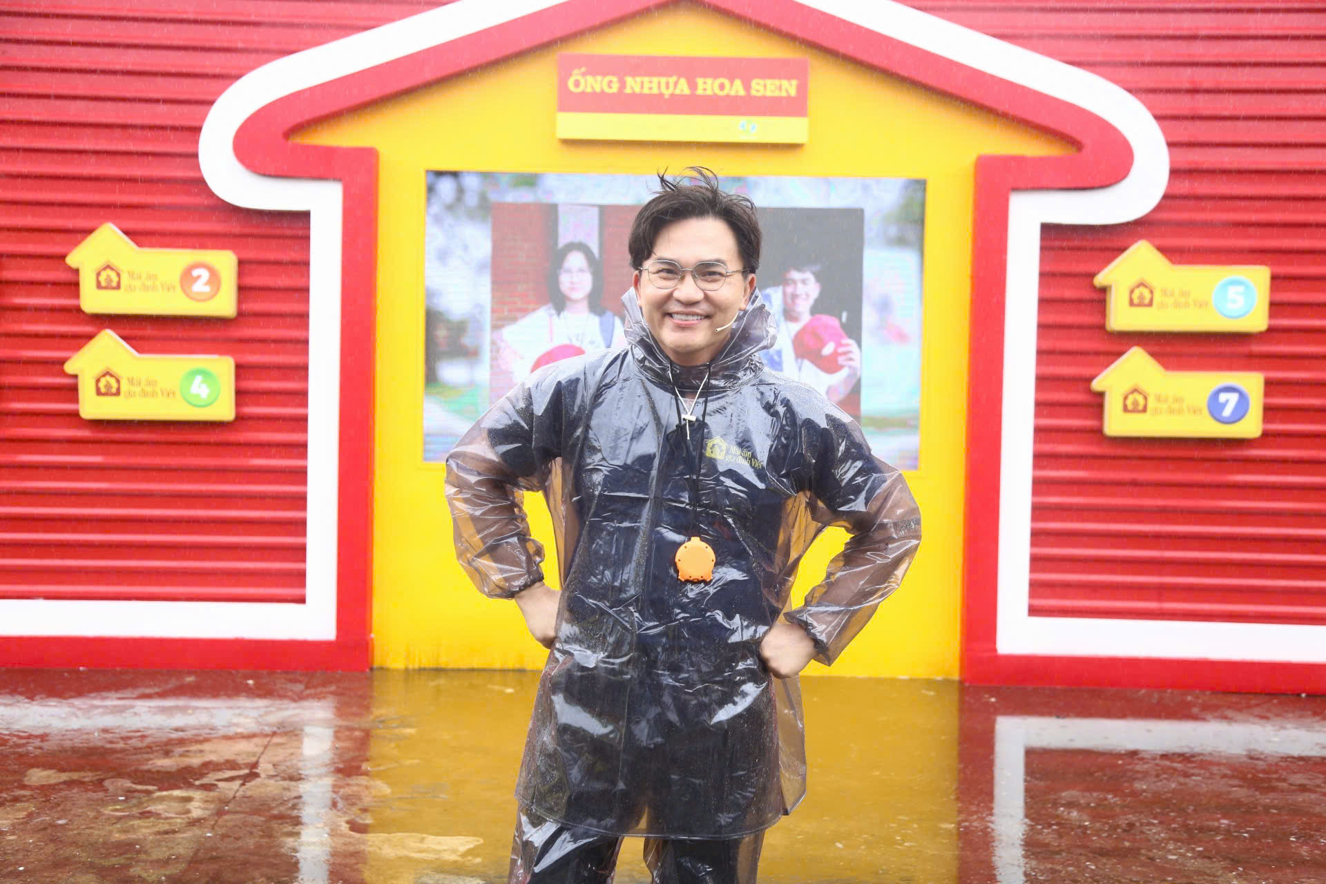 Le MC Dai Nghia porte un imperméable, prêt à affronter la pluie pour animer le spectacle.