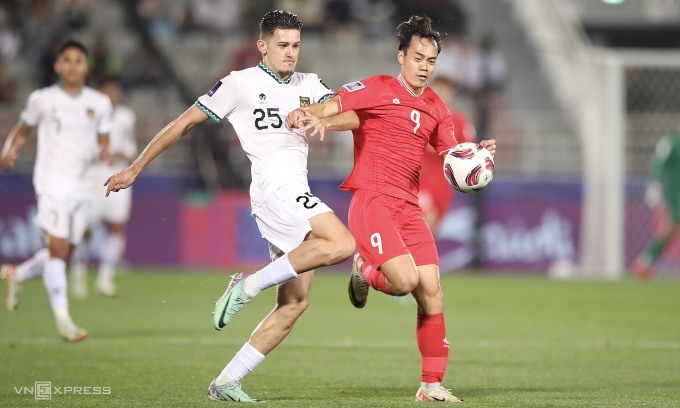 インドネシアに0-1で敗れた試合の72分にピッチに投入されたストライカーのグエン・ヴァン・トアンは、ジャスティン・フブナーと口論している。写真：ラム・トア