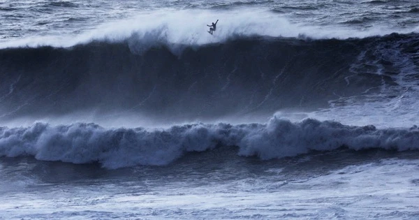 Des vagues dangereuses frappent la Californie