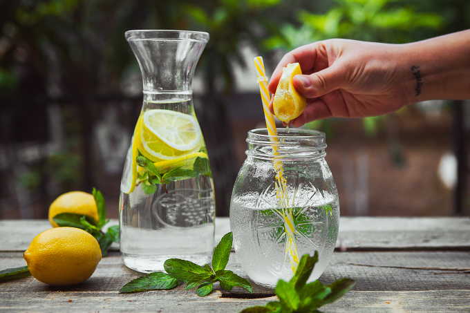 Boire de l’eau fraîche aide uniquement à éliminer les toxines par les reins et les intestins. Photo : Freepik