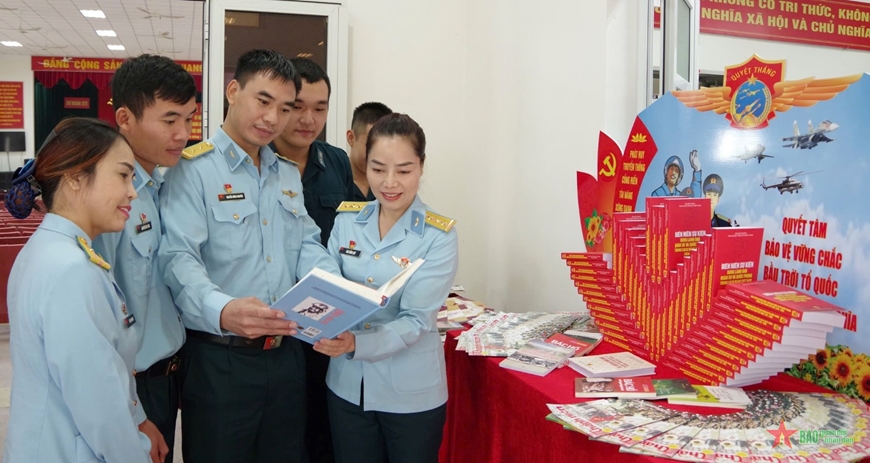 La División Aérea 372 realizó una manifestación para celebrar el 80º aniversario de la fundación del Ejército Popular de Vietnam.