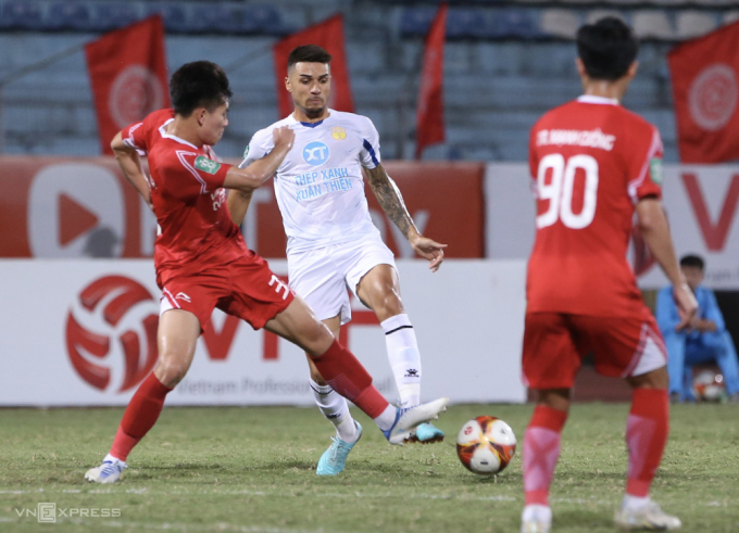 Les joueurs de Viettel bloquent Hendrio de Nam Dinh au stade Hang Day le 11 juillet. Photo : Hieu Luong