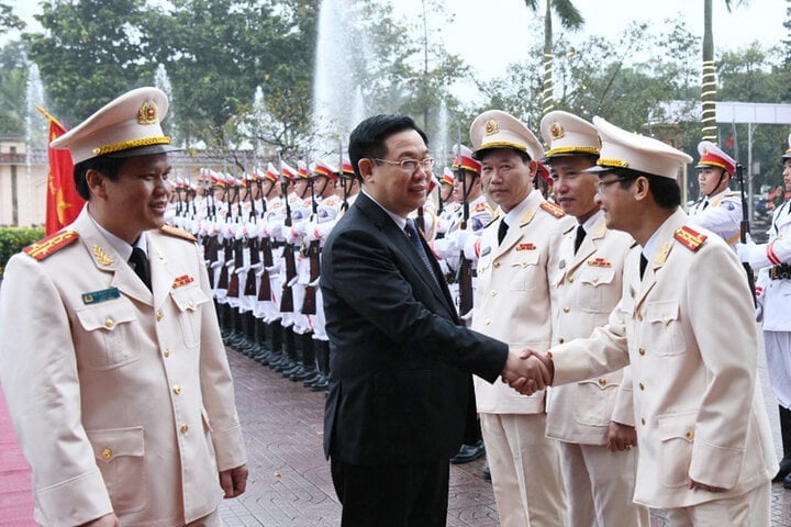 Vorsitzender der Nationalversammlung, Vuong Dinh Hue, und Offiziere und Soldaten der Provinzpolizei von Nghe An. (Foto: Lam Hien)