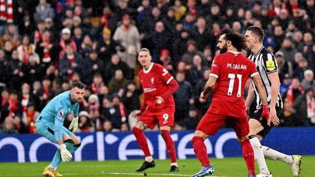 Mohamed Salah tỏa sáng lập công, Liverpool dẫn đầu bảng xếp hạng