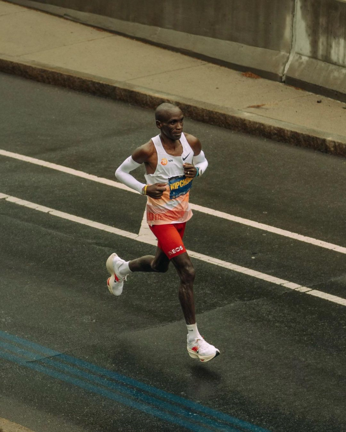 Pour améliorer les résultats en compétition, les coureurs peuvent choisir des modèles de chaussures de course. Image:...