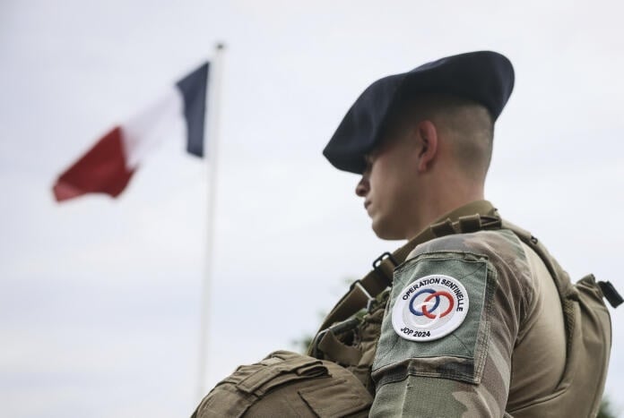 Französische Soldaten wurden vor der Eröffnungszeremonie der Olympischen Spiele in Paris geschlagen, Foto 1