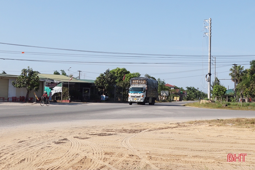 Peligro al cruzar la intersección de la carretera provincial 553 y la carretera distrital 131 en Cam Xuyen