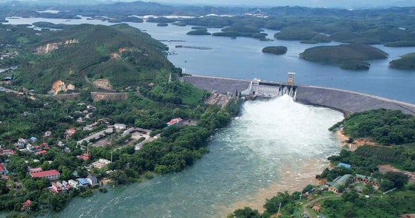 Los expertos advierten que el lago Thac Ba "debe bajar mucho su nivel de agua, la eficiencia eléctrica disminuirá" si esto no se hace.