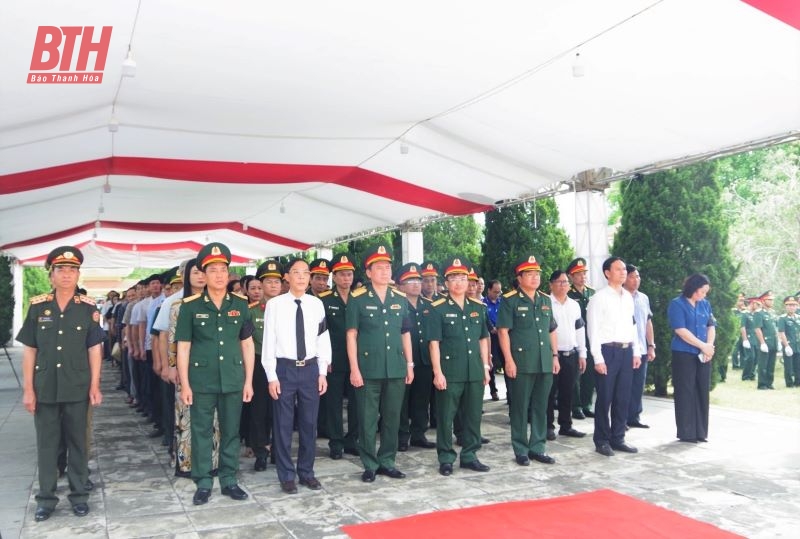 Funérailles et inhumation de 16 restes de soldats volontaires et d'experts vietnamiens décédés au Laos