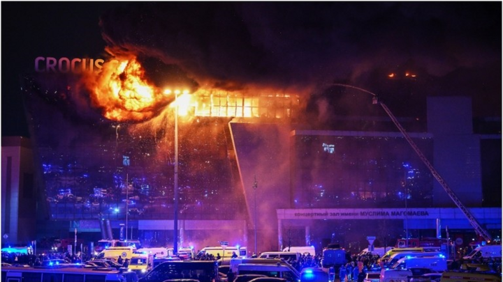 Los bomberos responden a un incendio tras un ataque terrorista en el centro comercial Crocus City Hall en Moscú, Rusia. (Foto: RT)