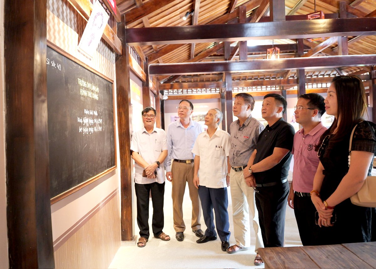 Ha Giang Provincial Newspaper Association besuchte die nationale historische Stätte der Schule, Herr Huynh Thuc Khang Hinh 1