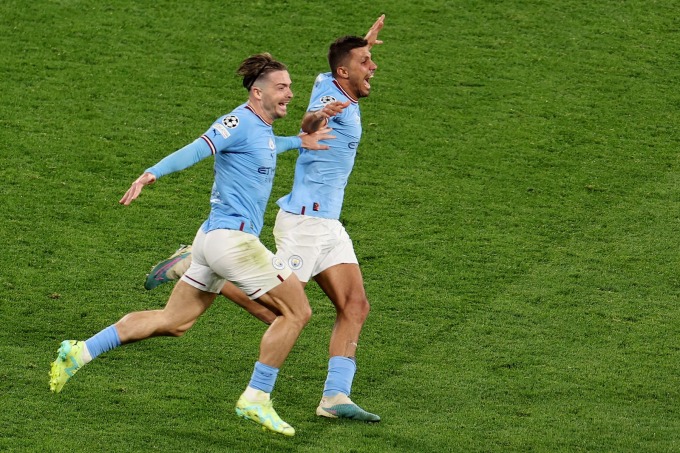 Grealish (left) celebrates victory with Rodri after the match against Inter ended. Photo: Reuters