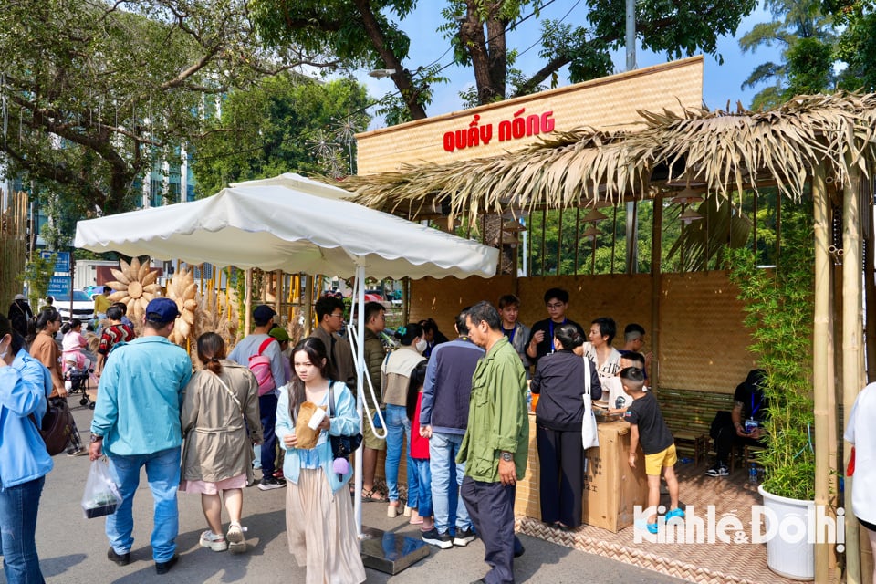 Heiße frittierte Teigstangen sind auch ein Lieblingsgericht der Leute, die zum Hanoi Food Culture Festival kommen.