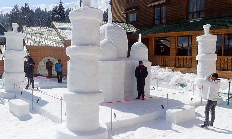 Le Taj Mahal fait de glace et de neige attire les touristes