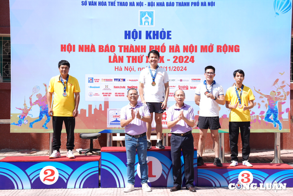 Fast 400 Sportler nehmen an der 29. erweiterten Hanoi Newspaper Health Fair teil Foto 3