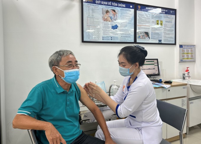 Người dân đang tiêm vaccine phòng bệnh cúm tại VNVC Hoàng Văn Thụ (quận Phú Nhuận). Ảnh: Hoa Lân