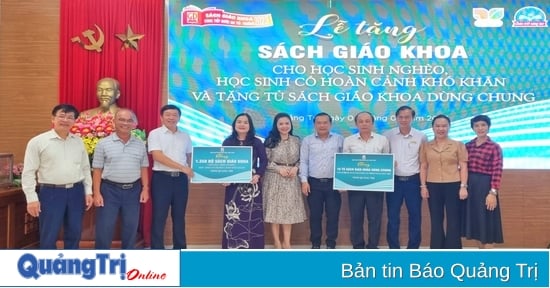 Trao tặng 3.654 bộ sách giáo khoa cho học sinh nghèo và tủ sách dùng chung của các trường học