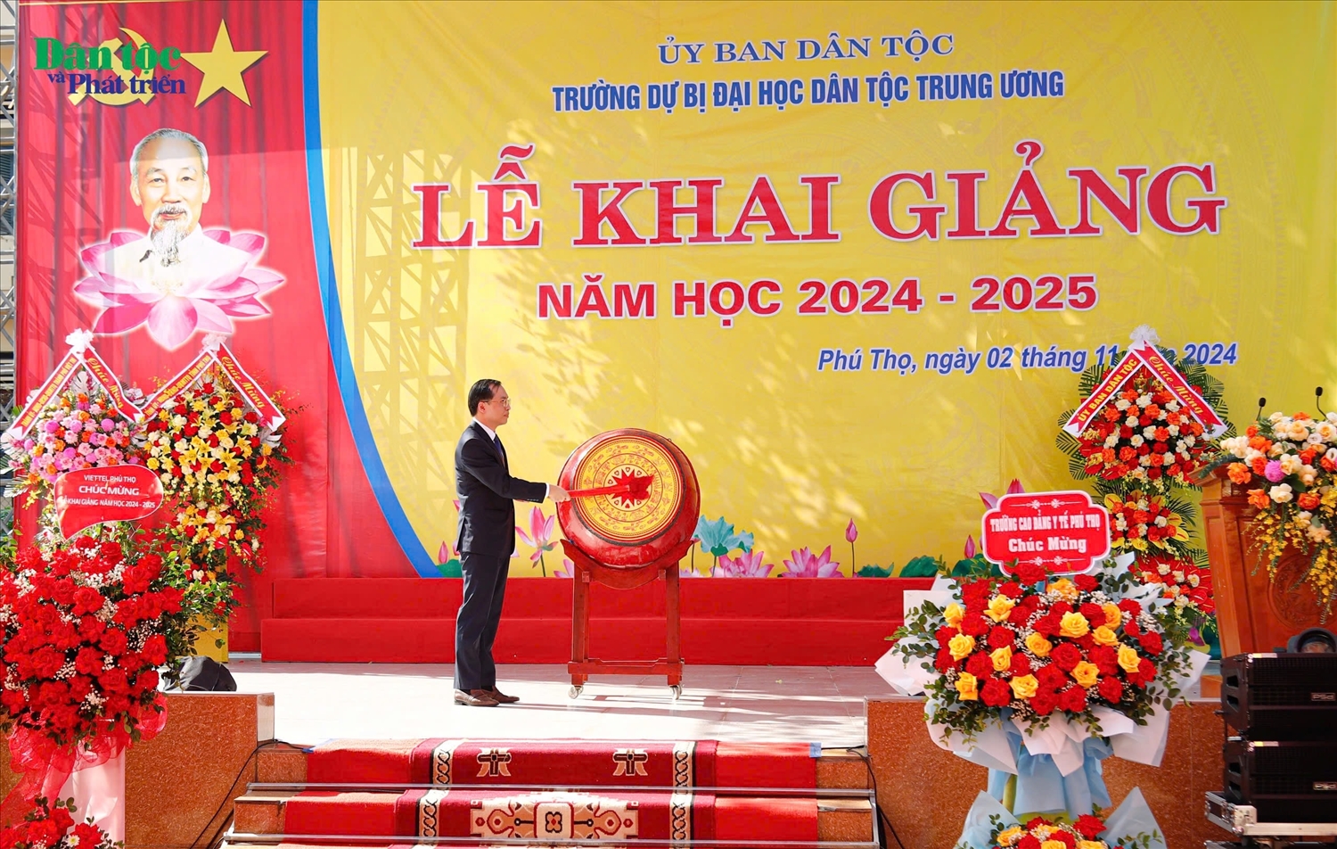 TS. Nguyễn Tuấn Anh, Hiệu trưởng nhà trường đánh trống khai giảng năm học mới