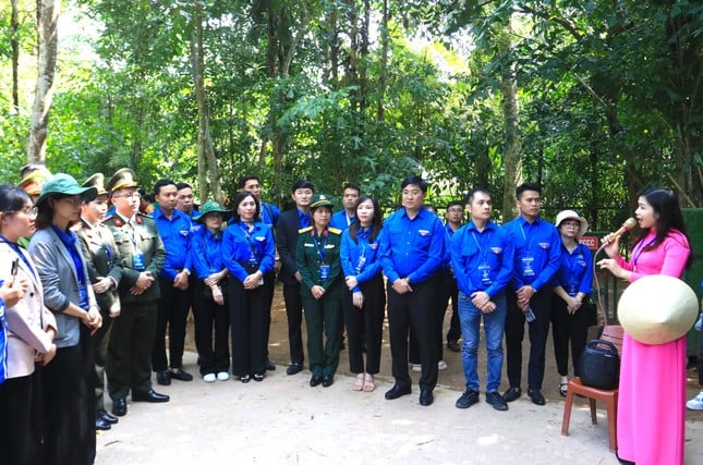 Delegation of Ly Tu Trong Award offered incense to commemorate President Ho Chi Minh photo 10