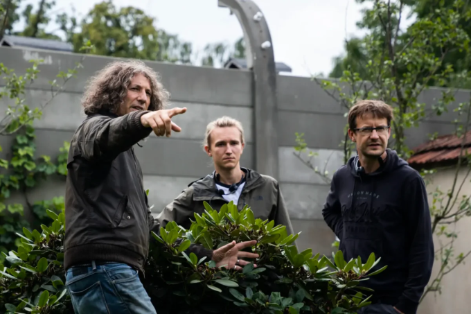 Le réalisateur Jonathan Glazer (à gauche) sur le tournage de The Zone of Interest. Photo : A24