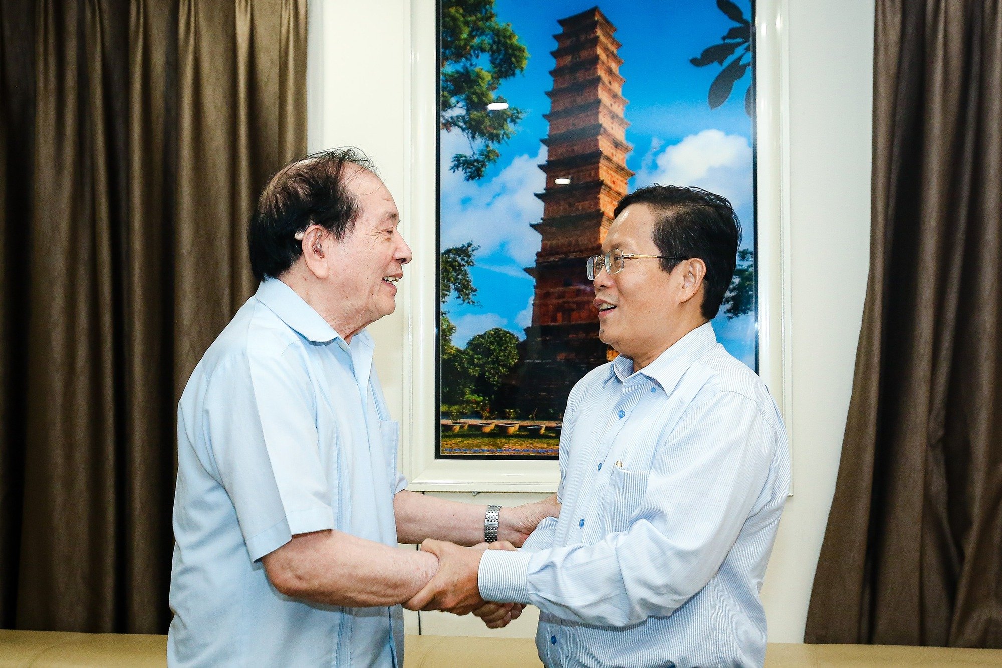 Mai vàng tri ân thăm nhà thơ Hữu Thỉnh và PGS Nguyễn Văn Huy - Ảnh 3.