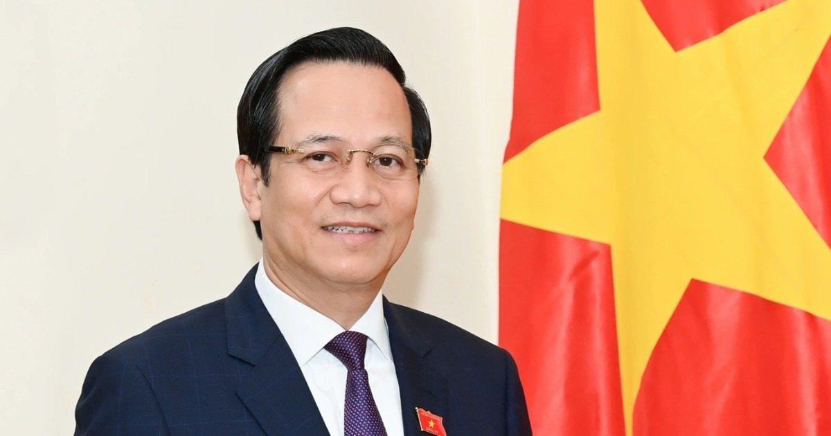 Minister Dao Ngoc Dung congratulates Vietnamese Teachers' Day