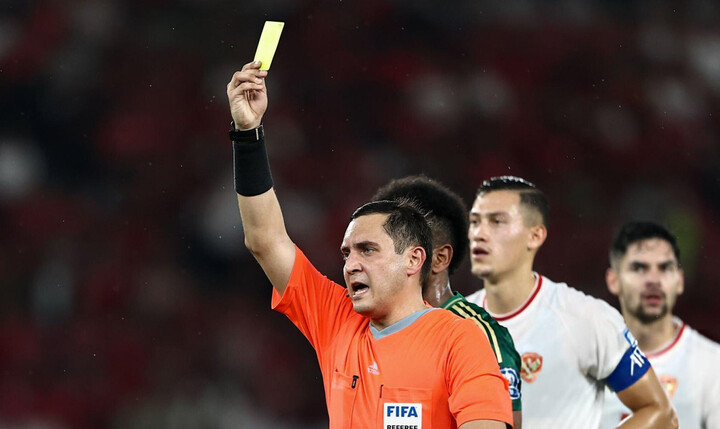 L'arbitre Rustam Lutfullin.