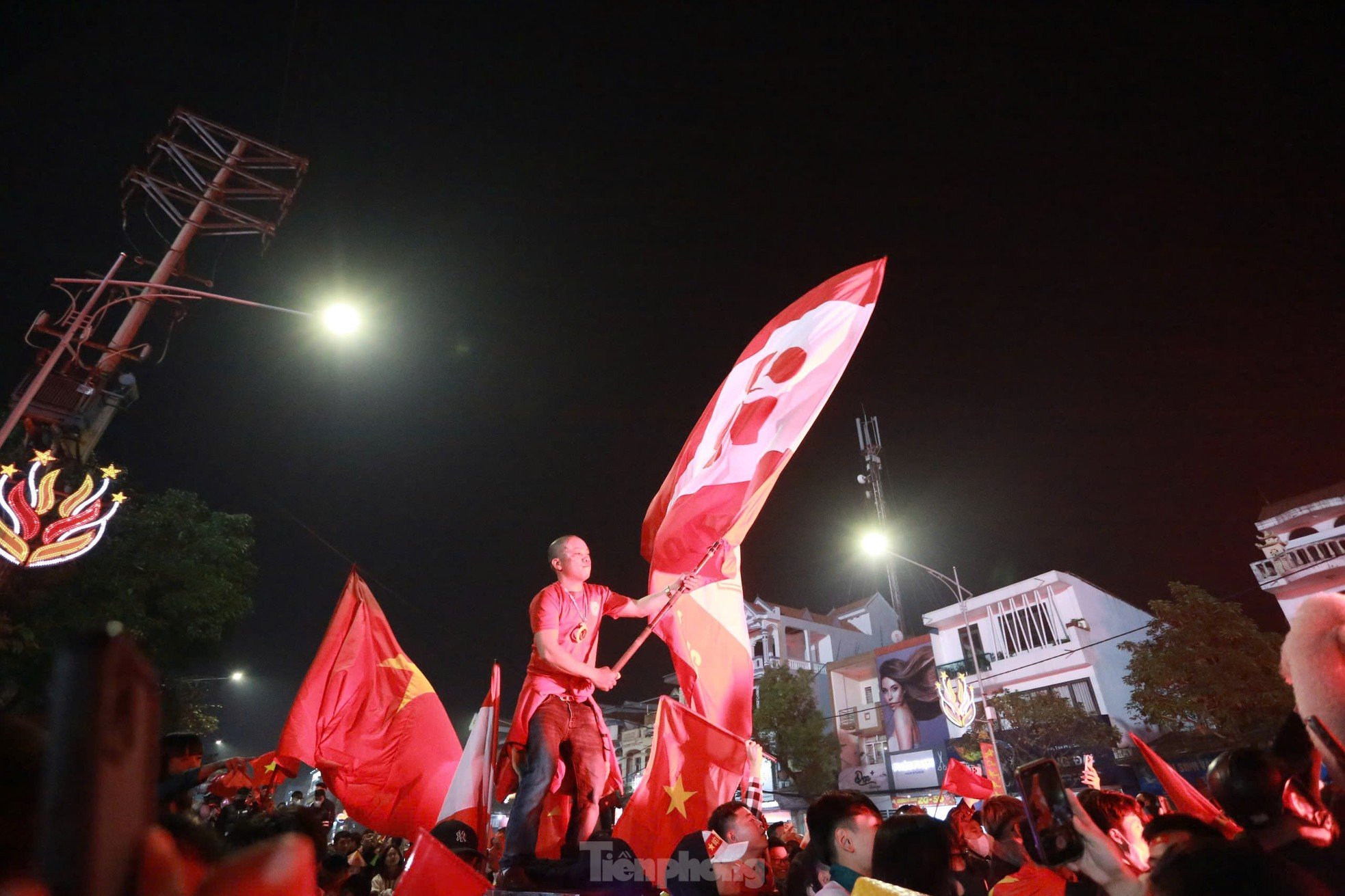 Viet Tri people stay up all night to celebrate Vietnam team entering the finals photo 15