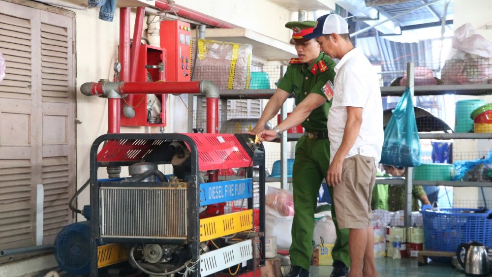 Das Brandschutzsystem im Gemeinschaftshaus Nguyen Trung Truc wurde vollständig ausgestattet und funktioniert stabil. Foto: Tien Dung