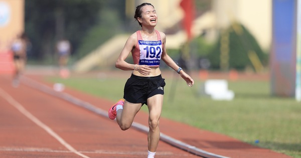 La petite fille Le Thi Tuyet a remporté sa première médaille d'or dans l'épreuve nationale d'athlétisme de 10 000 m.