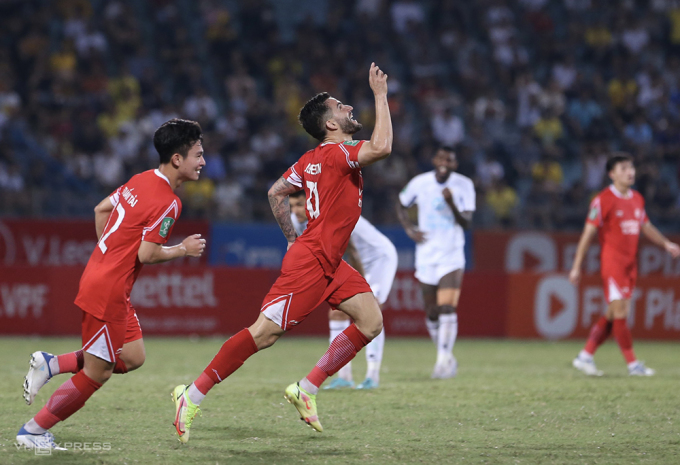 Jeferson Elias célèbre le premier but de Viettel lors de la victoire contre Nam Dinh en quarts de finale de la Coupe nationale le 11 juillet. Photo : Hieu Luong