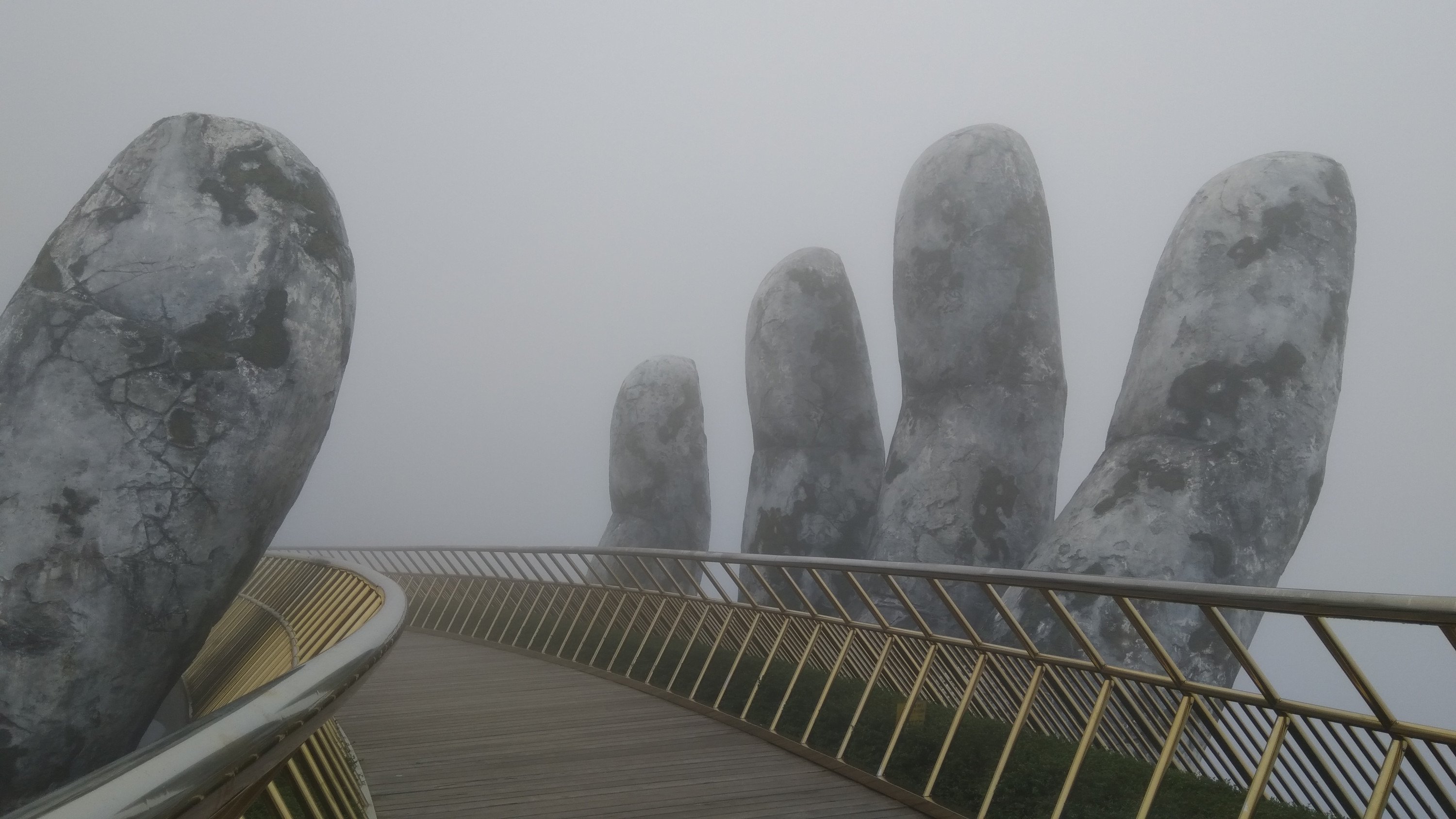 La mágica belleza del Puente Dorado en la niebla.