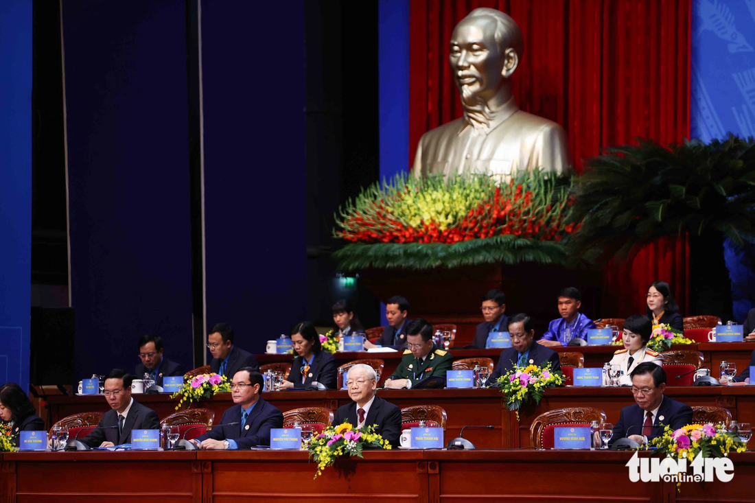 Tổng bí thư Nguyễn Phú Trọng cùng với Chủ tịch nước Võ Văn Thưởng, Chủ tịch Quốc hội Vương Đình Huệ ngồi trên bàn đại biểu. Đại hội công đoàn toàn quốc được tổ chức theo nhiệm kỳ 5 năm 1 lần - Ảnh: NGUYỄN KHÁNH