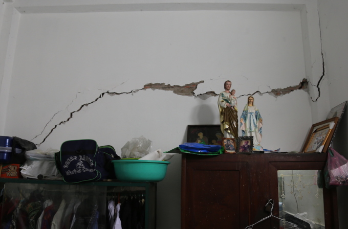 Cracks extending over 4 meters in Mr. Tuan's bedrooms. Photo: Dinh Van