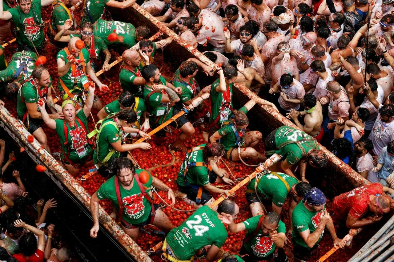 Người tham dự lễ hội La Tomatina ném cà chua ‘nhuộm đỏ’ thị trấn miền Đông Tây Ban Nha