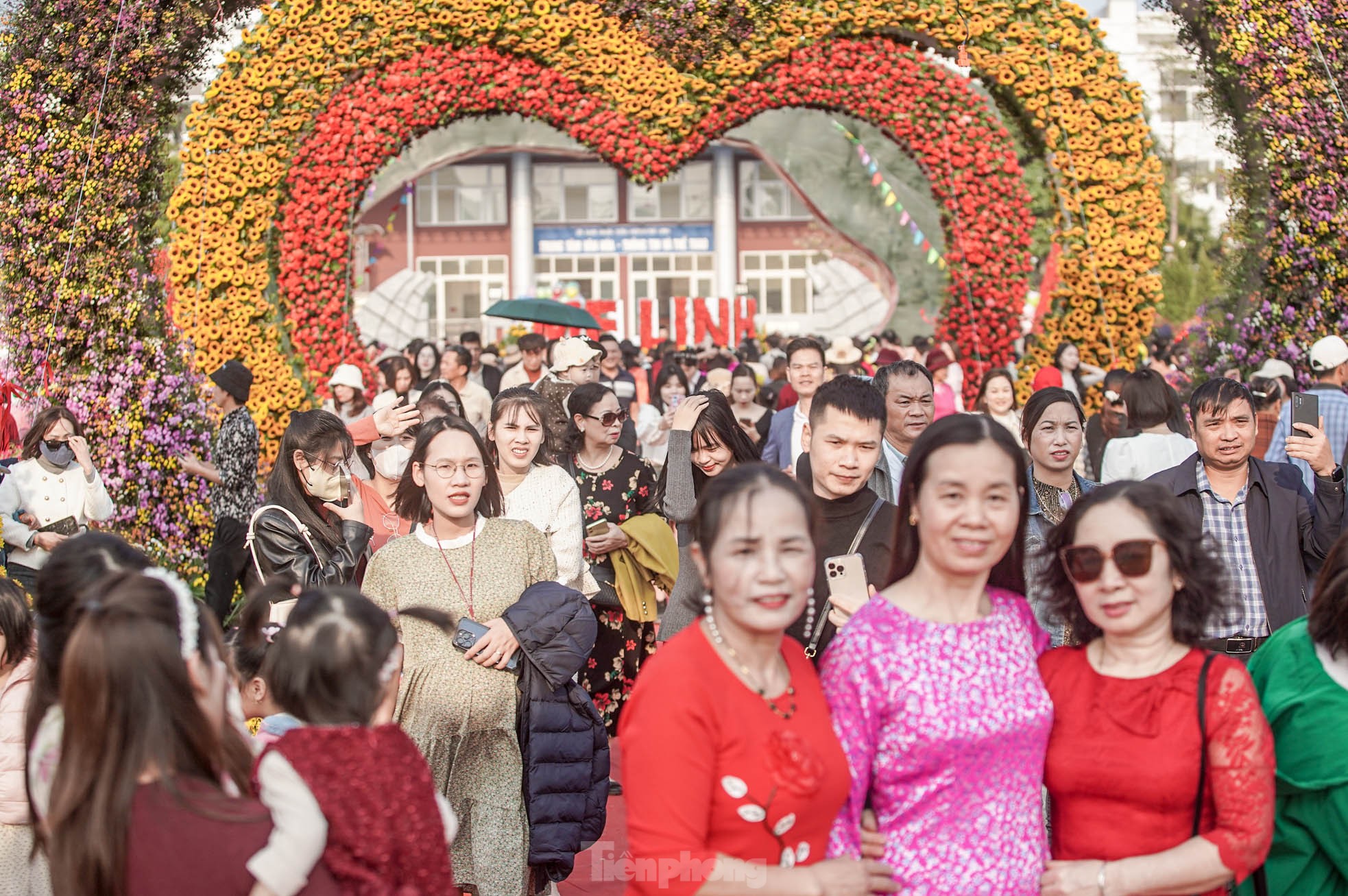 北部最大の花祭りに何千人もの人々が集まる 写真20