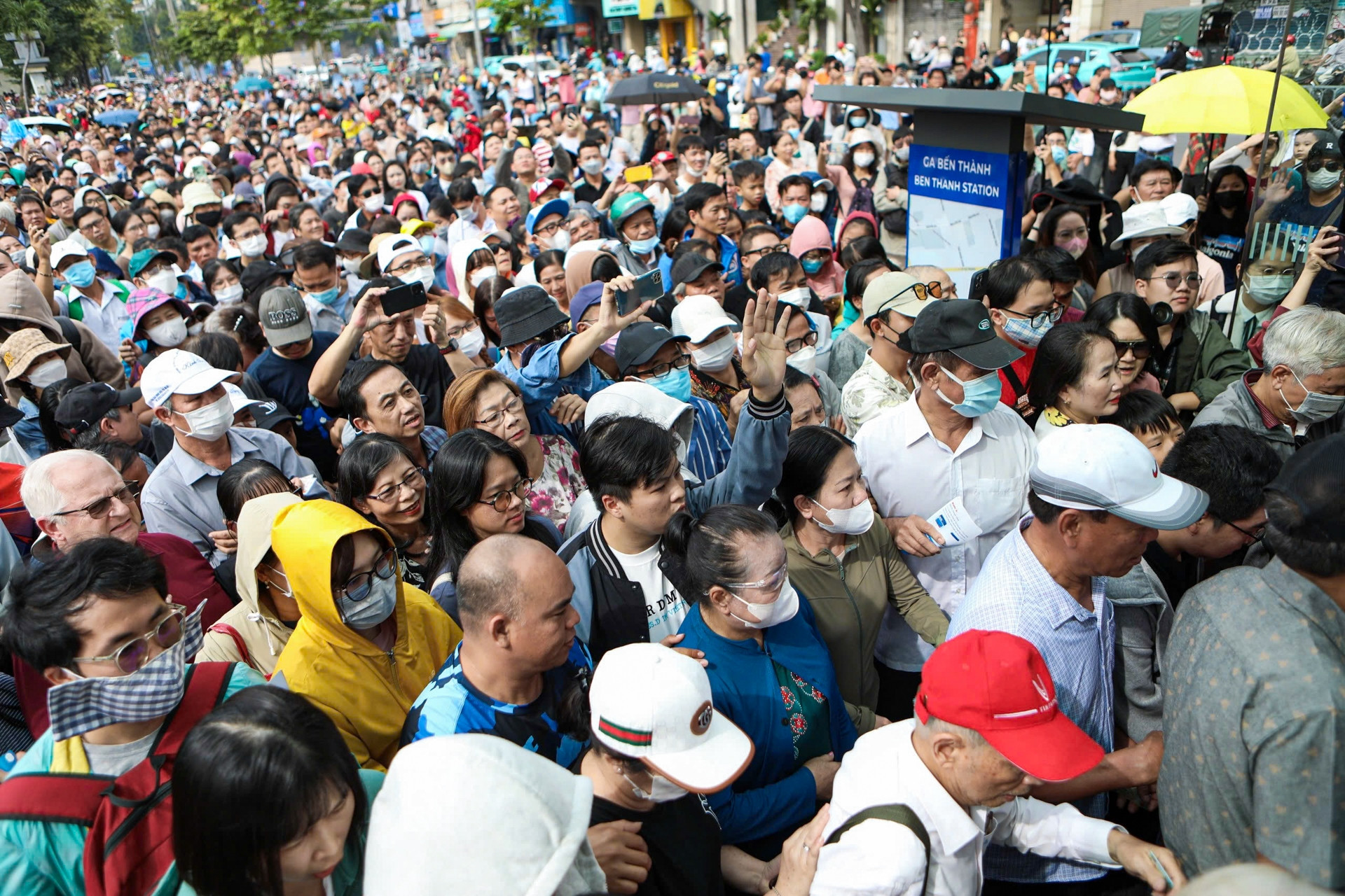 Thousands of people in Ho Chi Minh City jostle to experience metro line 1 Ben Thanh - Suoi Tien