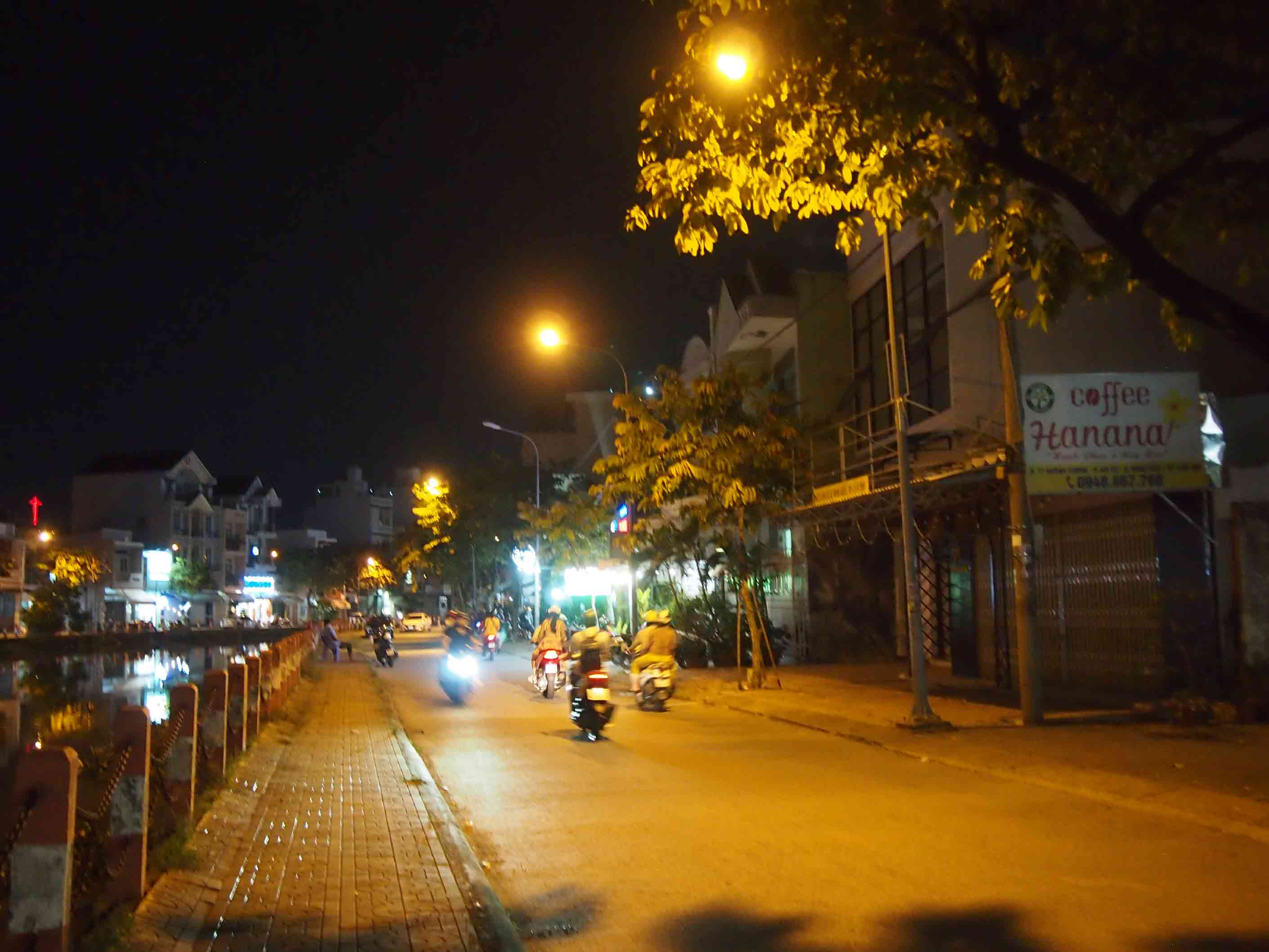 Den Aufzeichnungen des Reporters zufolge war ein Abschnitt der Huynh Cuong Straße gegen 20:00 Uhr völlig verlassen. Foto: Bich Ngoc.